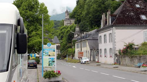 An der Durchgangsstraße durch Lestelle - Bétharram.