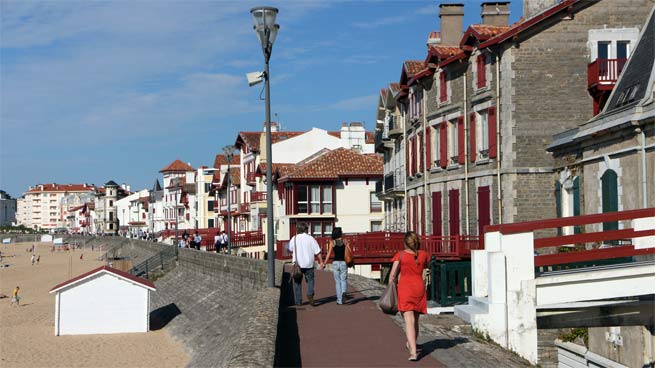St - Jean - de - Luz; Ein Damm schützt die Häuser der Altstadt vor dem Atlantik.