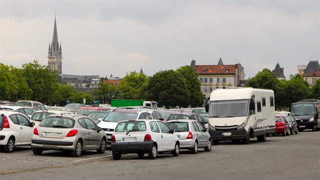 Übervoller Großparkplatz in Pau.