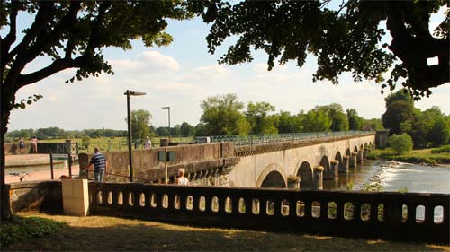 Eine Kanalbrücke quert die Loire bei Digoin.