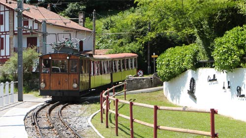 Einfahrt der Zahnradbahn Le Train de La Rhune in die Talstation.