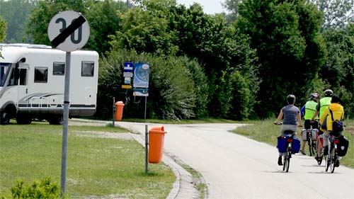 Wohnmobile treffen Radler auf dem Donauradweg