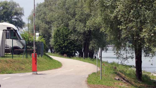 Nur der Donauradweg trennt den Campingplatz von der Donau