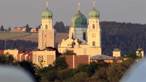 Blick vom Wohnmobilstellplatz -Winterhafen Racklau- in Richtung Passauer Dom