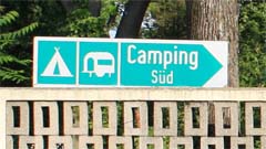 an der Campingplatz - Einfahrt