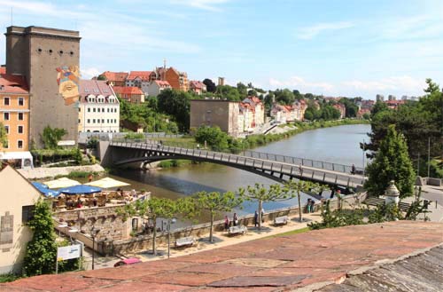 Blick vom Görlitzer Ufer auf das Ufer der polnischen Stadt Zgorzelec.