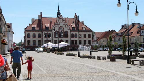 Marktplatz mit Rathaus in Pisz /Johannisburg (Masuren)