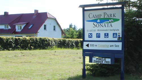 Campingplatzeinfahrt; der Campingplatz befindet sich auf einem ehemaligem Bauernhof.