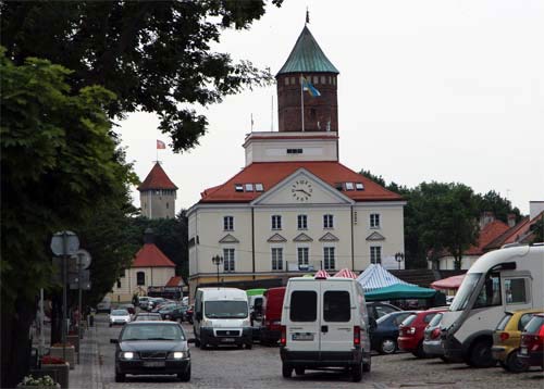 Mit Lesesteinen gepflasterter Platz zwischen Rathaus und Kirche.
