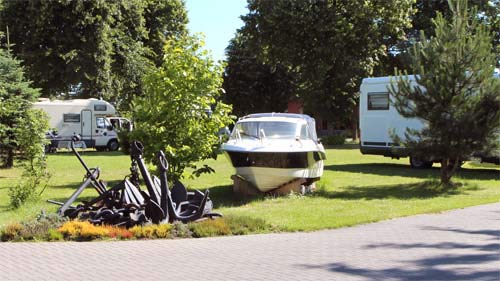 Gepflegte Campingplatz - Wiese mit Boots - Verkaufs - Ausstellung.