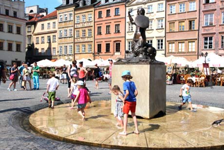 Brunnen auf dem Marktplatz in der Altstadt von Warschau