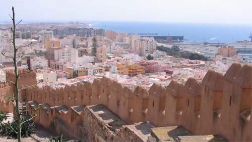 Blick von der Festung "La Alcazaba" über Almería zum Hafen