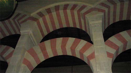 Typische Doppel - Hufeisenbögen in der "Metzquita - Catedral"