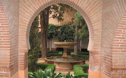 Blick in den Garten der Alhambra.